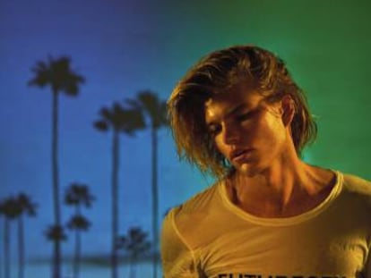 Jordan Barrett posa con Camiseta ‘Futuresex’ de Paco Rabanne.