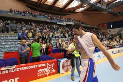 Los jugadores del Obradoiro abandonan ayer el pabellón Fontes do Sar tras ser derrotados por el Gran Canaria en Santiago.