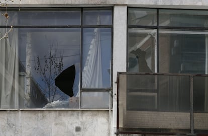 Muchas de las ventanas de la clínica están rotas. Algunas se han tapado con contrachapados, otras permiten que se salgan las cortinas.