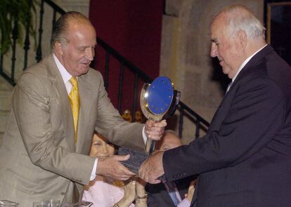 El rey Juan Carlos entrega al ex canciller de Alemania Helmut Kohl, el Premio Europeo Carlos V, por su contribución al fortalecimiento de la integración de Europa, galardón que concede la Fundación Academia Europea de Yuste, en un acto realizado en el Monasterio de Yuste, última morada del Emperador Carlos V, en la comarca extremeña de La Vera, el 20 de junio de 2006.  