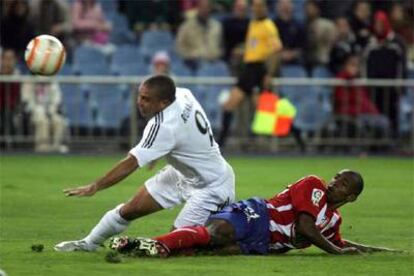 Ronaldo cae junto a Perea en el momento de sufrir la lesión.