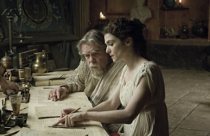 Michael Lonsdale y Rachel Weisz, en la película de Alejandro Amenábar 'Ágora'.