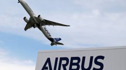 Un avión vuelva sobre el logo de Airbus.