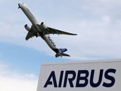 Un avión vuelva sobre el logo de Airbus.