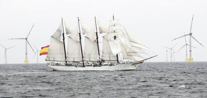 El buque escuela Juan Sebastián de Elcano, en el parque eólico marino Wikinger (Alemania), de Iberdrola.