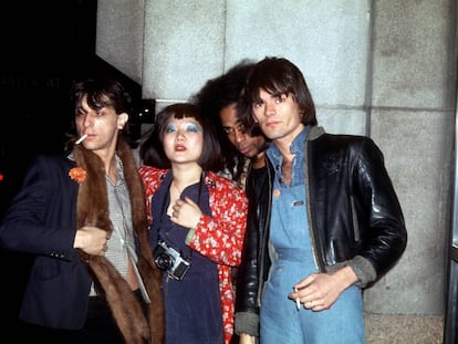 Anya Phillips junto a Johnny Thunders (i), Buddy Bowser and Dee Dee Ramone (d), en Nueva York en 1975.