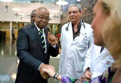 El ministro gabonés Andre Mba Obame ha visitado en Barcelona la clínica donde murió el ex presidente Omar Bongo