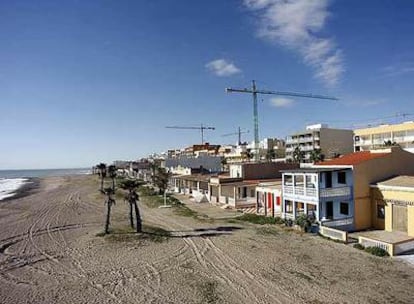 Viviendas en el dominio público sobre la playa de Nules en Castellón.