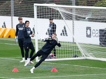 Andriy Lunin, este martes en el entrenamiento del Real Madrid en Valdebebas.