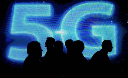 Público del Mobile World Congress de Barcelona ante un luminoso que hace referencia a la tecnología 5G.