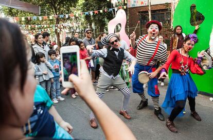 Palhaços brincam com crianças na rua Dr. Cesario Mota Jr.