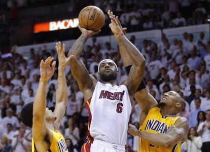 LeBron James entra a canasta ante Gerald Green y Paul George