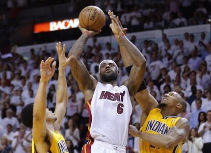 LeBron James entra a canasta ante Gerald Green y Paul George 