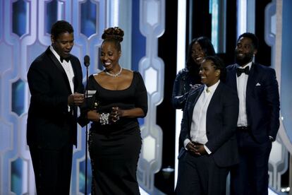 Denzel Washington, junto a su familia, recibe el premio Cecil B. De Mille en reconocimiento a su trayectoria cinematográfica.