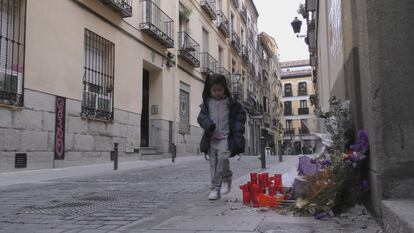 Una niña, camino del colegio, pasa junto al memorial de Mamen Mbaye en Lavapiés. ZAVAN FILMS