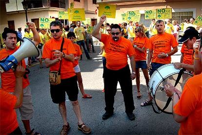 Miembros de la Peña Valencianista de Riba-roja se manifestaron ayer a favor de la ciudad deportiva. Al fondo, manifestantes de Salvem Porxinos.