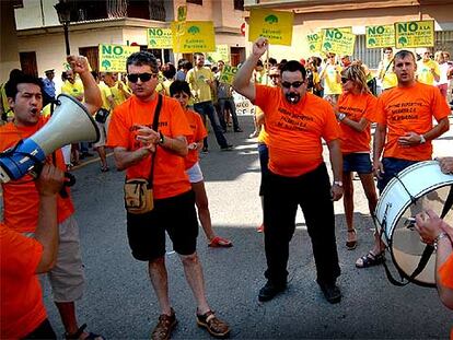 Miembros de la Peña Valencianista de Riba-roja se manifestaron ayer a favor de la ciudad deportiva. Al fondo, manifestantes de Salvem Porxinos.