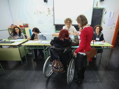 Una mujer con discapacidad participa en el simulacro previo a las elecciones generales del 28 de abril, las primeras en las que la minoría podrá ejercer el voto sin restricción