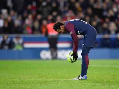 Neymar acomoda la bola para patear el penalti ante el Dijon.