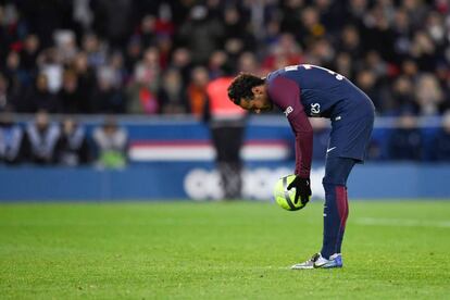 Neymar acomoda la bola para patear el penalti ante el Dijon.