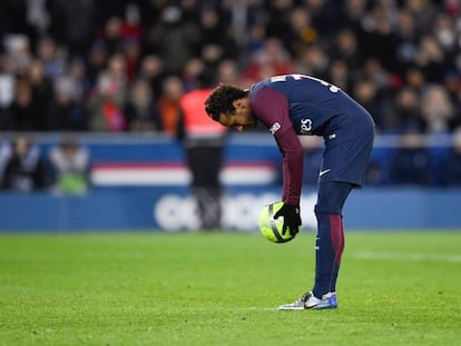Neymar acomoda la bola para patear el penalti ante el Dijon.