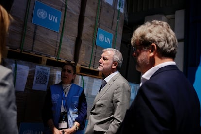 El alcalde de Barcelona, Jaume Collboni, durante la visita a uno de los almacenes de la UNRWA en Amán, este lunes.