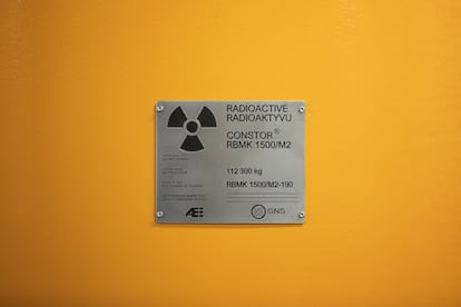 Detalhe de uma dos sinais escritos em russo da central nuclear, da época da União Soviética, em Ignalina, Lituânia. Dois terços da eletricidade consumida pelos lituanos são comprados de países nórdicos e o restante, da Rússia e da Bielorrússia. Quanto ao petróleo, a Lituânia já alcançou a independência da Rússia nos anos noventa e, quanto ao gás, em 2014. Há anos, e de acordo com as orientações de Bruxelas, a República Báltica tem dedicado todos os meios para dissociar-se completamente de Moscou no campo elétrico até 2025.