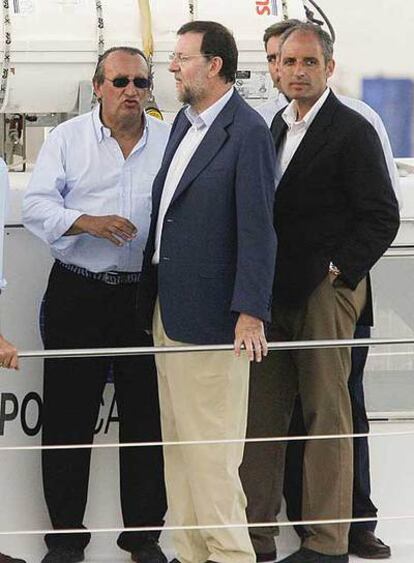 El presidente de la Diputación de Castellón, con Mariano Rajoy, líder del Partido Popular, y Francisco Camps, presidente de la Generalitat, en una imagen del mes de julio.
Foto: Ángel Sánchez