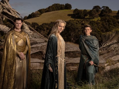 Desde la izquierda, Benjamin Walker, Morfydd Clark y Robert Aramayo, tres de los 23 protagonistas que tiene la serie.