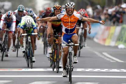 Óscar Freire levanta los brazos tras cruzar la línea de meta en San Remo.