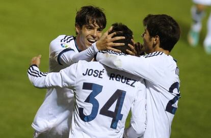 Kaká y Morata felicitan a José Rodríguez por su gol, el tercero del Madrid.