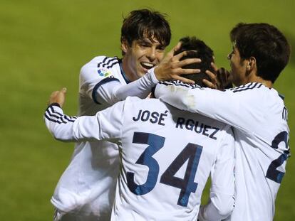 Kaká y Morata felicitan a José Rodríguez por su gol, el tercero del Madrid.