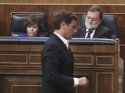 Albert Rivera, de Ciutadans, es dirigeix a la tribuna d'oradors en l'últim ple del Congrés passant per davant de Mariano Rajoy.