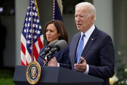 El presidente de Estados Unidos, Joe Biden, este jueves junto a la vicepresidenta, Kamala Harris, en los jardines de la Casa Blanca.