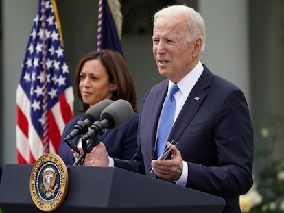 El presidente de Estados Unidos, Joe Biden, este jueves junto a la vicepresidenta, Kamala Harris, en los jardines de la Casa Blanca.