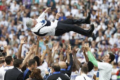 Entrenador del Real Madrid, Carlo Ancelotti, es manteado tras proclamarse campeones de Liga.