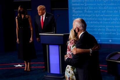 Los candidatos y sus esposas, tras la finalización del debate.