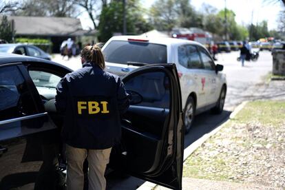Un agente del FBI, este lunes en la zona donde un paquete bomba ha matado a un chico de 17 años y herido a una mujer.