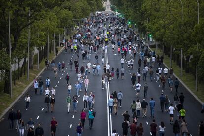 Ciudadanos de Madrid pasean y hacen ejercicio por el Paseo de la Castellana. El Ayntamiento de la Capital habilitó varias calles y paseos para que la gente pueda ejercitarse.