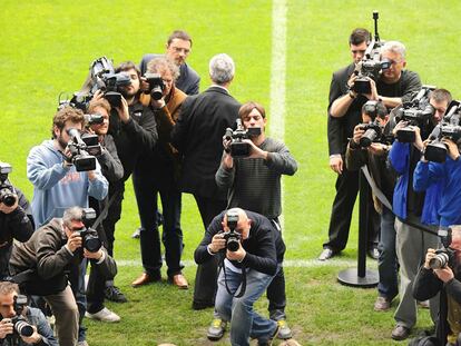 Guardiola y Pochettino, ayer en el estadio del Espanyol.