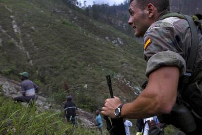 Un soldado española examina la zona del accidente.