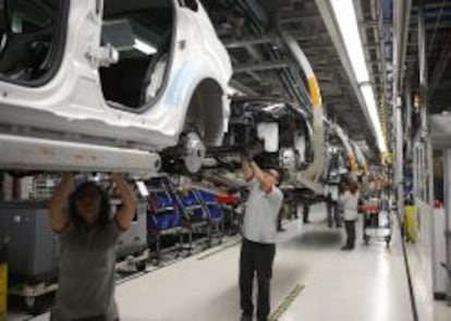 Trabajadores de una cadena de montaje de autom&oacute;viles