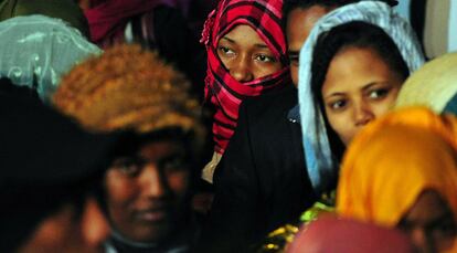 Mujeres y niños que huyeron de Libia son transportados por autobús a su llegada a Lampedusa ayer