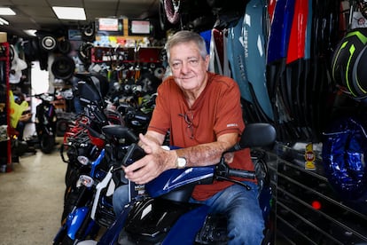 Roberto Fernández propietario de la tienda de scooters El Rey de las Motos
