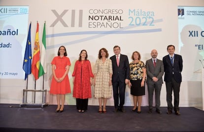 Acto de clausura del XII Congreso Notarial Español (de izquierda a derecha): María Teresa Barea, decana del Colegio Notarial de Andalucía; Gina Magnolia Riaño, secretaria general de la Organización Iberoamericana de Seguridad Social; Mª Jesús Montero, ministra de Hacienda y Función Pública; José Ángel Martínez Sanchiz, presidente del Consejo General del Notariado; Cristina Armella, presidenta de la Unión Internacional del Notariado; Francisco Javier Salas, subdelegado del Gobierno en Málaga y Rodrigo Tena, coordinador general del congreso.