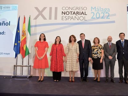 Acto de clausura del XII Congreso Notarial Español (de izquierda a derecha): María Teresa Barea, decana del Colegio Notarial de Andalucía; Gina Magnolia Riaño, secretaria general de la Organización Iberoamericana de Seguridad Social; Mª Jesús Montero, ministra de Hacienda y Función Pública; José Ángel Martínez Sanchiz, presidente del Consejo General del Notariado; Cristina Armella, presidenta de la Unión Internacional del Notariado; Francisco Javier Salas, subdelegado del Gobierno en Málaga y Rodrigo Tena, coordinador general del congreso.