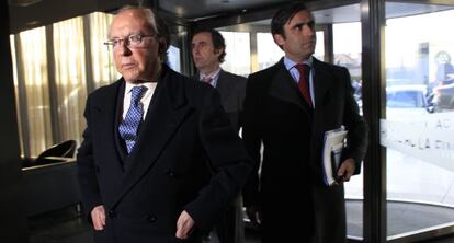 El empresario José María Ruiz-Mateos, junto a dos de sus hijos en 2011.