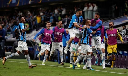 Los jugadores de Grêmio felicitan a Everton.