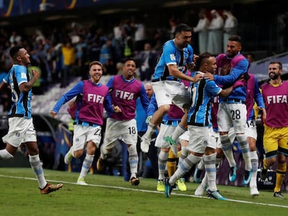 Los jugadores de Gr&ecirc;mio felicitan a Everton.