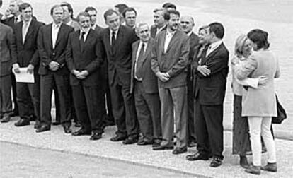 Mayor Oreja (tercero por la izquierda), ayer, en San Sebastián, con dirigentes del PP de toda España. A la derecha, María San Gil y Dolors Nadal